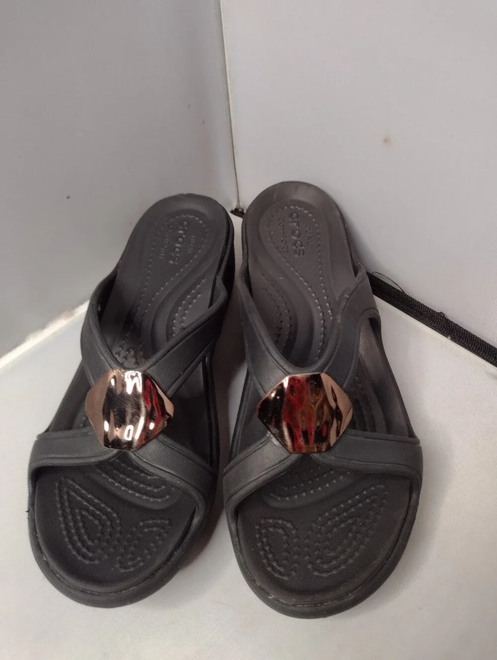 Crocs Sanrah Hammered Circle Flip Flops Women Size 5 Black Wedge Sandals X
